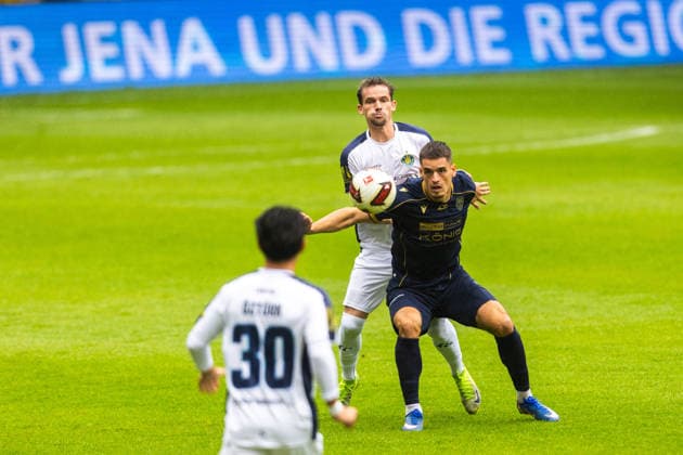 Jena , 200926, Fussball Regionalliga , FC Carl-Zeiss gegen Lok Leipzig im Bild: Timon Burmeister (Jena) gegen Nils Florian Kaiser (Leipzig)