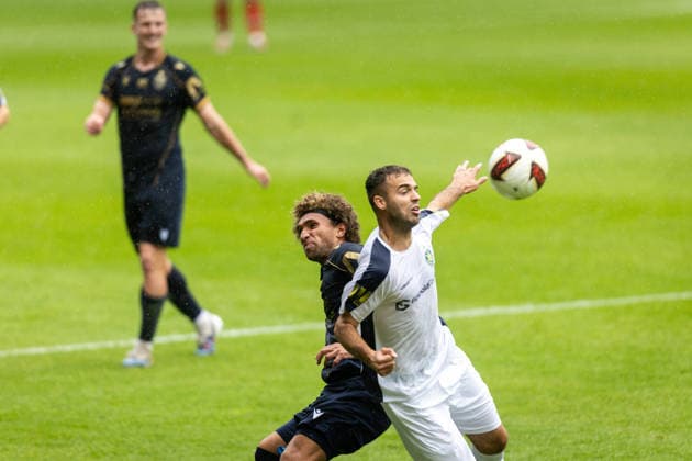 Jena , 200926, Fussball Regionalliga , FC Carl-Zeiss gegen Lok Leipzig im Bild: Kevin Lankford (Jena) gegen Farid Abderrahmane (Leipzig)