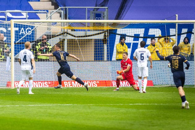 Jena , 200926, Fussball Regionalliga , FC Carl-Zeiss gegen Lok Leipzig im Bild: Luca Wollschläger (Jena) schiesst das Tor zum 1:0