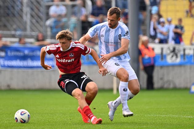 Felix WEBER (1860 Muenchen), Aktion,Zweikampf gegen Marko SOLDIC (N). Fussball Regionalliga Bayern Saison 2026 2027,26 27 TSV 1860 Muenchen - 1.FC Nuernberg II am 20.09.2026 in Muenchen GRUENWALDER STADION.