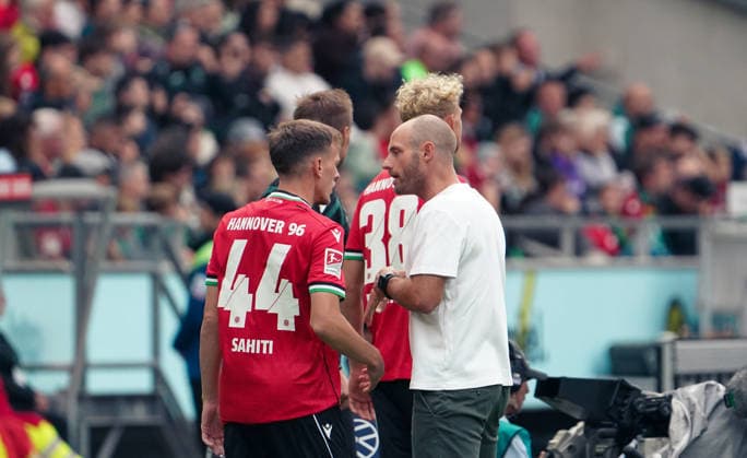Deutschland: Fussball 2.Bundesliga 2026 2027, 6. Spieltag - Hannover 96 vs VfL Bochum - Heinz von Heiden Arena Stadion (Hannover): Anweisungen des Trainers Lars Barlemann (Interimstrainer Hannover 96) Emir Sahiti (Hannover 96, 44) Jasper Reinhold (Hannover 96, 38) Copyright: xAymanxAlahmedx
