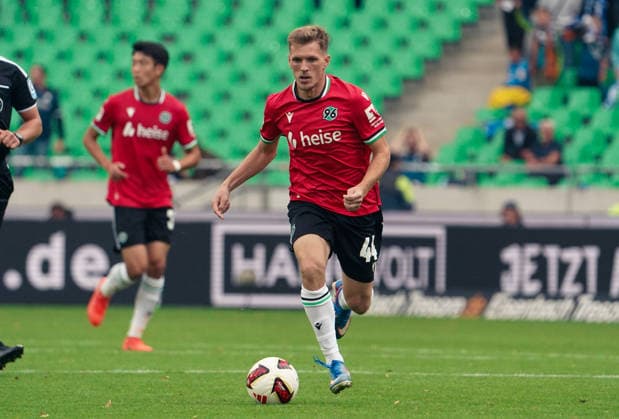 Deutschland: Fussball 2.Bundesliga 2026 2027, 6. Spieltag - Hannover 96 vs VfL Bochum - Heinz von Heiden Arena Stadion (Hannover): am Ball Emir Sahiti (Hannover 96, 44) Copyright: xAymanxAlahmedx