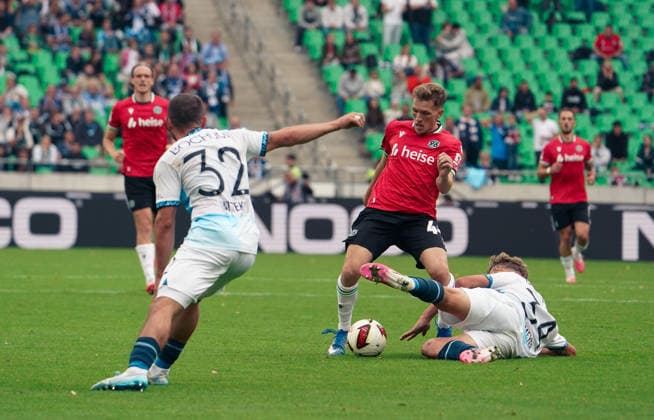 Deutschland: Fussball 2.Bundesliga 2026 2027, 6. Spieltag - Hannover 96 vs VfL Bochum - Heinz von Heiden Arena Stadion (Hannover): am Ball Emir Sahiti (Hannover 96, 44) Copyright: xAymanxAlahmedx