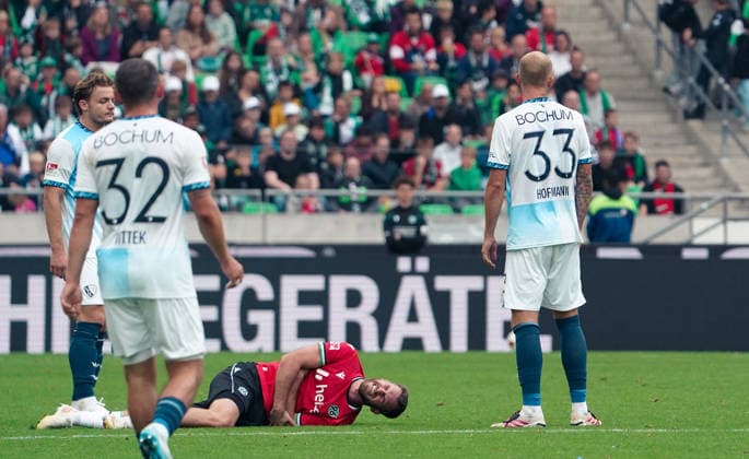 Deutschland: Fussball 2.Bundesliga 2026 2027, 6. Spieltag - Hannover 96 vs VfL Bochum - Heinz von Heiden Arena Stadion (Hannover): Verletzung des Spielers Boris Tomiak (Hannover 96, 3) Copyright: xAymanxAlahmedx