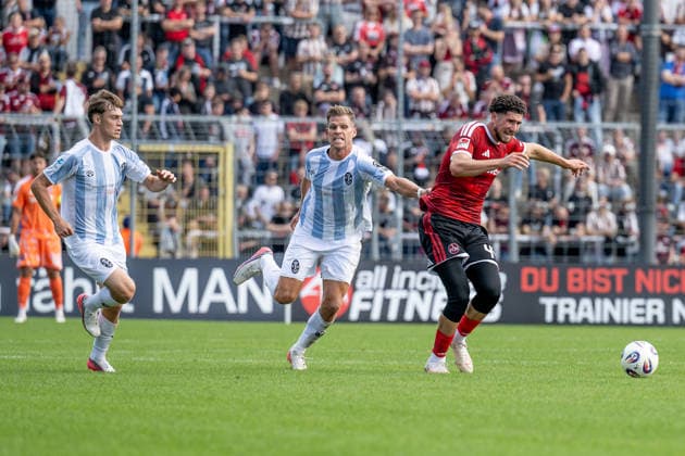 Kampf um den Ball Zweikampf zwischen Florian Niederlechner (TSV 1860 Muenchen, 07) und Khalid Abu El Haija (1. FC Nuernberg II U23, 44) inklusive Trikottest GER, TSV 1860 Muenchen vs. 1. FC Nuernberg II U23, Fussball, Regionalliga Bayern, 10. Spieltag, Saison 2026 2027, 20.09.2026. (DFL DFB REGULATIONS PROHIBIT ANY USE OF PHOTOGRAPHS as IMAGE SEQUENCES and or QUASI-VIDEO). Foto: HMB Media Heike Feiner Copyright: HMBxMedia HeikexFeiner