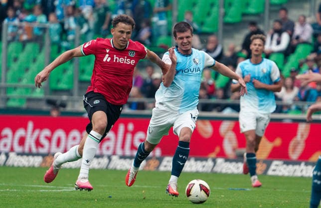Deutschland: Fussball 2.Bundesliga 2026 2027, 6. Spieltag - Hannover 96 vs VfL Bochum - Heinz von Heiden Arena Stadion (Hannover): im Zweikampf Benedikt Pichler (Hannover 96, 11) Copyright: xAymanxAlahmedx