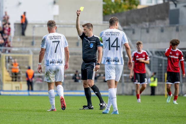 Florian Niederlechner (TSV 1860 Muenchen, 07) erhaelt von Andreas Hummel (Schiedsrichter) die gelbe Karte gezeigt GER, TSV 1860 Muenchen vs. 1. FC Nuernberg II U23, Fussball, Regionalliga Bayern, 10. Spieltag, Saison 2026 2027, 20.09.2026. (DFL DFB REGULATIONS PROHIBIT ANY USE OF PHOTOGRAPHS as IMAGE SEQUENCES and or QUASI-VIDEO). Foto: HMB Media Heike Feiner Copyright: HMBxMedia HeikexFeiner