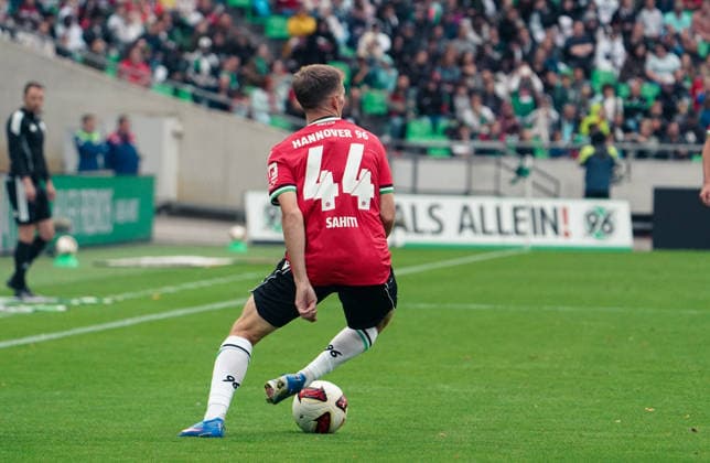 Deutschland: Fussball 2.Bundesliga 2026 2027, 6. Spieltag - Hannover 96 vs VfL Bochum - Heinz von Heiden Arena Stadion (Hannover): am Ball Emir Sahiti (Hannover 96, 44) Copyright: xAymanxAlahmedx