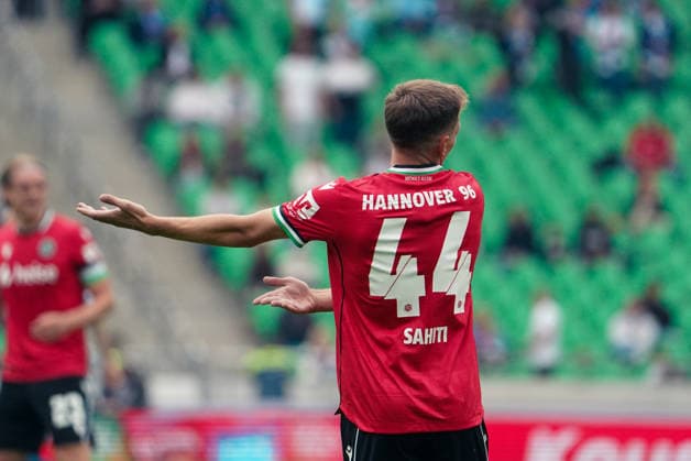 Deutschland: Fussball 2.Bundesliga 2026 2027, 6. Spieltag - Hannover 96 vs VfL Bochum - Heinz von Heiden Arena Stadion (Hannover): Geste, Gestik, Emotion Emir Sahiti (Hannover 96, 44) Copyright: xAymanxAlahmedx