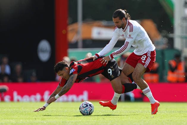 Football - 2026 2027 Premier League - AFC Bournemouth vs. Liverpool - Vitality Stadium (Dean Court) - Sunday 20th September 2026 Dominik Szoboszlai of Liverpool fouls Evanilson of Bournemouth during the Premier League match at the Vitality Stadium COLORSPORT Shaun Boggust 