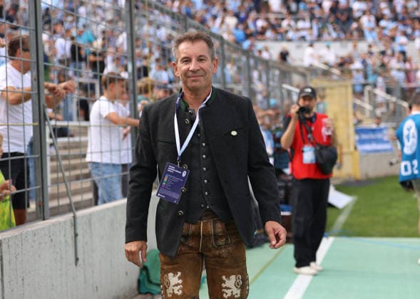 Fussball, Herren, Regionalliga Bayern, Saison 2026 2027, TSV 1860 München - 1.FC Nürnberg II, Grünwalder Stadion Gernot Mang, Präsident (TSV 1860 München) in Tracht, Lederhose