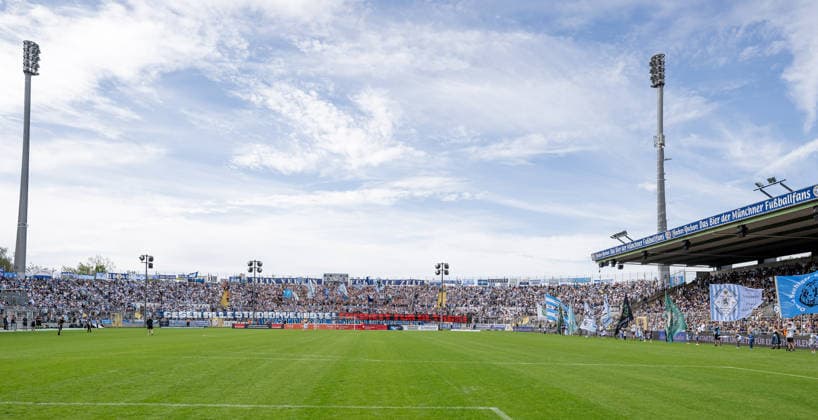 Die Loewenfans in der Westkurve mit einem Banner Transparent Spruchband: Gegen alle Stadionverbote - Freiheit fuer Ultras, rechts die Stehhalle mit den Fahnenschwenkern davor GER, TSV 1860 Muenchen vs. 1. FC Nuernberg II U23, Fussball, Regionalliga Bayern, 10. Spieltag, Saison 2026 2027, 20.09.2026. (DFL DFB REGULATIONS PROHIBIT ANY USE OF PHOTOGRAPHS as IMAGE SEQUENCES and or QUASI-VIDEO). Foto: HMB Media Heike Feiner Copyright: HMBxMedia HeikexFeiner
