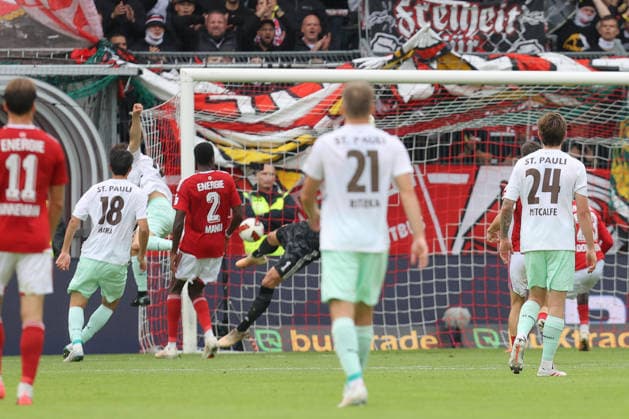 20.09.2026, xtgx, Fussball 2. Bundesliga, FC Energie Cottbus - FC St. Pauli, v.l. Martijn Kaars (St. Pauli, 19) schiesst Tor, schießt, Torschuetze, erzielt Tor, Treffer, scores the goal 1:1 (DFL DFB REGULATIONS PROHIBIT ANY USE OF PHOTOGRAPHS as IMAGE SEQUENCES and or QUASI-VIDEO) Cottbus