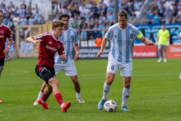 Fußball - Herren - Regionalliga Bayern - Saison 2026 2027 - 10. Spieltag - 20.09.2026 - TSV 1860 Muenchen - 1. FC Nuernberg II Marko Soldic von 1. FC Nürnberg II (L) im Zweikampf mit Dennis Dressel von TSV 1860 München Muenchen Stadion a.d. Gruenwalder Strasse Bavaria Deutschland