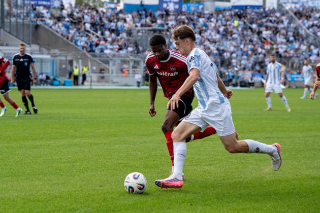 Fußball - Herren - Regionalliga Bayern - Saison 2026 2027 - 10. Spieltag - 20.09.2026 - TSV 1860 Muenchen - 1. FC Nuernberg II Emre Erdogan von TSV 1860 München im Zweikampf mit Winners Osawe von 1. FC Nürnberg II (L) Muenchen Stadion a.d. Gruenwalder Strasse Bavaria Deutschland