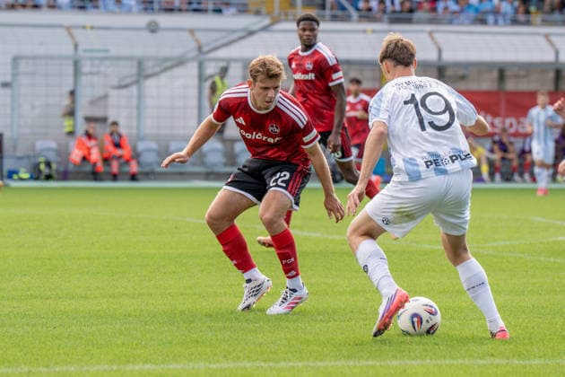 Fußball - Herren - Regionalliga Bayern - Saison 2026 2027 - 10. Spieltag - 20.09.2026 - TSV 1860 Muenchen - 1. FC Nuernberg II Noel Kaiser von 1. FC Nürnberg II (L) im Zweikampf mit Emre Erdogan von TSV 1860 München Muenchen Stadion a.d. Gruenwalder Strasse Bavaria Deutschland
