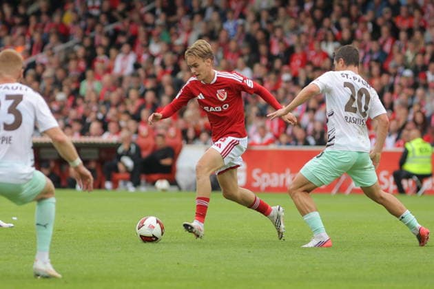 8 Lukas Michelbrink (Energie Cottbus, M.) verfolgt von 20 Mathias Rasmussen (St. Pauli, r.) Fussball 2. Bundesliga 2026 2027 FC Energie Cottbus - FC St. Pauli