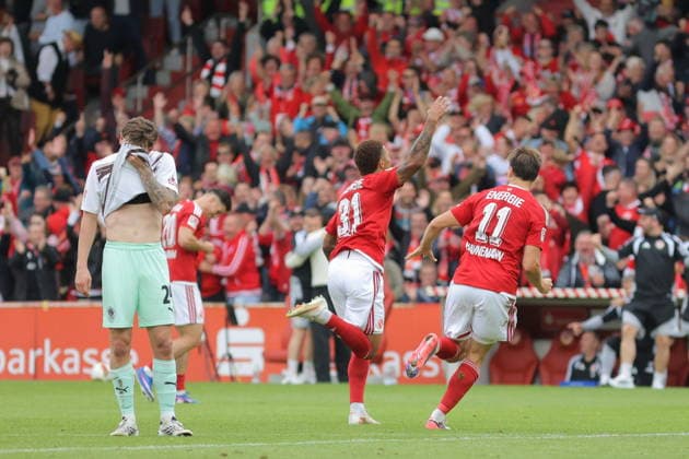 Torschütze 31 Justin Butler (Energie Cottbus, M.) und 11 Moritz Hannemann (Energie Cottbus) feiern das 1-0 für Cottbus Fussball 2. Bundesliga 2026 2027 FC Energie Cottbus - FC St. Pauli