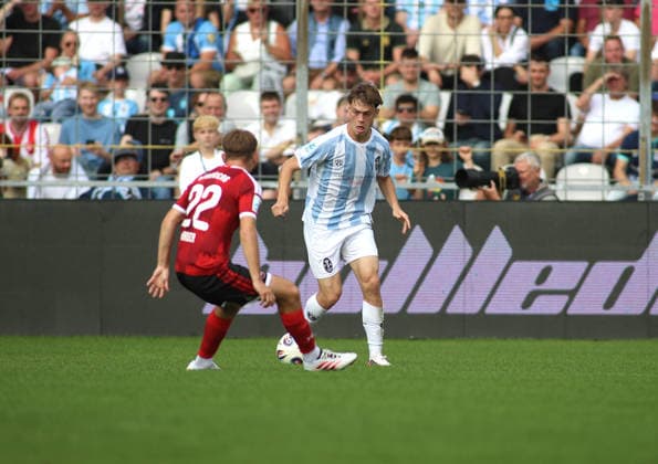 Fussball, Herren, Regionalliga Bayern, Saison 2026 2027, TSV 1860 München - 1.FC Nürnberg II, Grünwalder Stadion Noel Kaiser (1.FC Nürnberg II) (li.) mit Emre Erdogan (TSV 1860 München) (re.) im Zweikampf um den Ball, Angriff