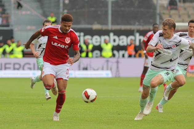 31 Justin Butler (Energie Cottbus, l.), verfolgt von 8 Eric Smith (St. Pauli) Fussball 2. Bundesliga 2026 2027 FC Energie Cottbus - FC St. Pauli