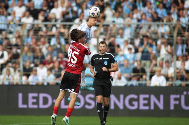 Fussball, Herren, Regionalliga Bayern, Saison 2026 2027, TSV 1860 München - 1.FC Nürnberg II, Grünwalder Stadion Dennis Dressel (TSV 1860 München) steigt zu einem Kopfball in die Höhe