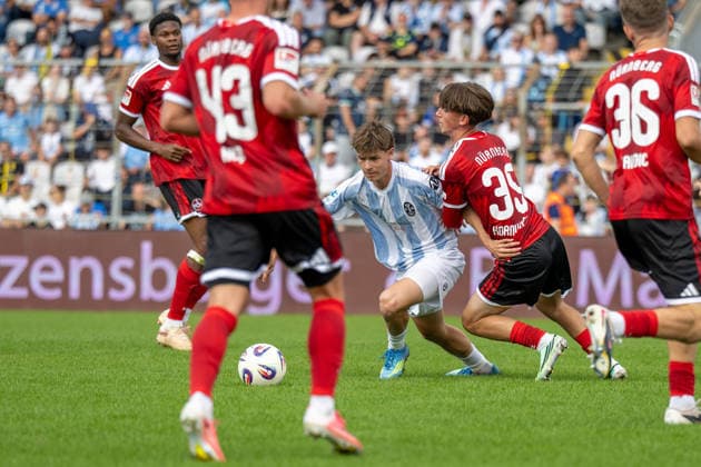 Raphael Ott 22 (TSV 1860 Muenchen), Maarc Kornwachs Barjuna 35 (1. FC Nuernberg II), TSV 1860 Muenchen vs. FC Nuernberg II, Fussball, Regionalliga Bayern, 10. Spieltag, 20.09.2026 DFB regulations prohibit any use of photographs as image sequences and or quasi-video Muenchen Bayern Deutschland