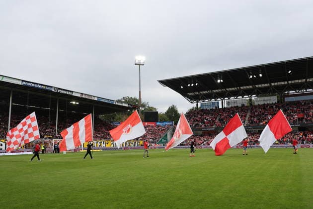 Die Fahnenträger betreten das Feld. Fussball 2. Bundesliga 2026 2027 FC Energie Cottbus - FC St. Pauli