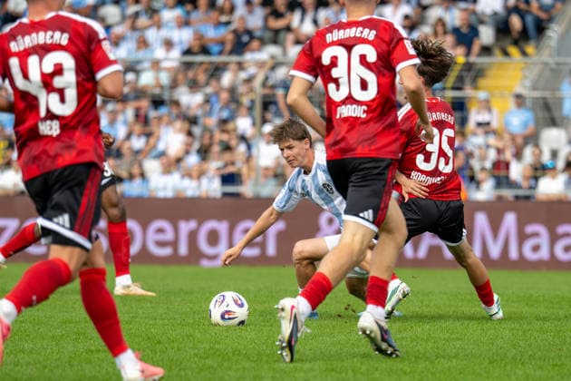 Raphael Ott 22 (TSV 1860 Muenchen), Maarc Kornwachs Barjuna 35 (1. FC Nuernberg II), TSV 1860 Muenchen vs. FC Nuernberg II, Fussball, Regionalliga Bayern, 10. Spieltag, 20.09.2026 DFB regulations prohibit any use of photographs as image sequences and or quasi-video Muenchen Bayern Deutschland