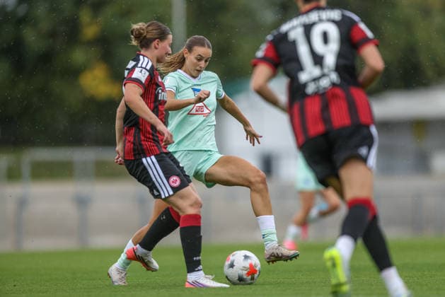 GER, Frankfurt, Eintracht Frankfurt II vs Hertha BSC Berlin, 2. Frauen Bundesliga, Fussball, DFB, Spielzeit 2026 2027, Stadion am Brentanobad, 7. Spieltag im Bild v.l.: Tessa Zimmermann (Frankfurt), Lotte Reimold (Hertha BSC Frauen 8) DFB DFL REGULATIONS PROHIBIT ANY USE OF PHOTOGRAPHS AS IMAGE SEQUENCES AND OR QUASI-VIDEO, 20.09.2026 Copyright: HMBxMedia HendrikxHamelau