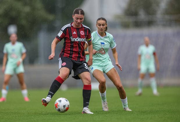GER, Frankfurt, Eintracht Frankfurt II vs Hertha BSC Berlin, 2. Frauen Bundesliga, Fussball, DFB, Spielzeit 2026 2027, Stadion am Brentanobad, 7. Spieltag im Bild v.l.: Tessa Zimmermann (Frankfurt), Lotte Reimold (Hertha BSC Frauen 8) DFB DFL REGULATIONS PROHIBIT ANY USE OF PHOTOGRAPHS AS IMAGE SEQUENCES AND OR QUASI-VIDEO, 20.09.2026 Copyright: HMBxMedia HendrikxHamelau