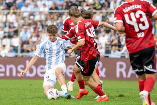 Raphael Ott 22 (TSV 1860 Muenchen), Maarc Kornwachs Barjuna 35 (1. FC Nuernberg II), TSV 1860 Muenchen vs. FC Nuernberg II, Fussball, Regionalliga Bayern, 10. Spieltag, 20.09.2026 DFB regulations prohibit any use of photographs as image sequences and or quasi-video Muenchen Bayern Deutschland