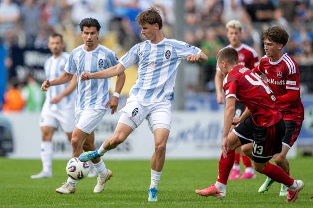 Raphael Ott 22 (TSV 1860 Muenchen), Tobias Heiss 43 (1. FC Nuernberg II), TSV 1860 Muenchen vs. FC Nuernberg II, Fussball, Regionalliga Bayern, 10. Spieltag, 20.09.2026 DFB regulations prohibit any use of photographs as image sequences and or quasi-video Muenchen Bayern Deutschland