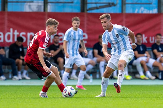 Fußball - Herren - Regionalliga Bayern - Saison 2026 2027 - 10. Spieltag - 20.09.2026 - TSV 1860 Muenchen - 1. FC Nuernberg II Kristian Mandic von 1. FC Nürnberg II (L) im Zweikampf mit Florian Niederlechner von TSV 1860 München Muenchen Stadion a.d. Gruenwalder Strasse Bavaria Deutschland