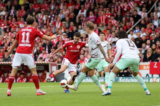 20 Axel Borgmann (Energie Cottbus) am Ball Fussball 2. Bundesliga 2026 2027 FC Energie Cottbus - FC St. Pauli