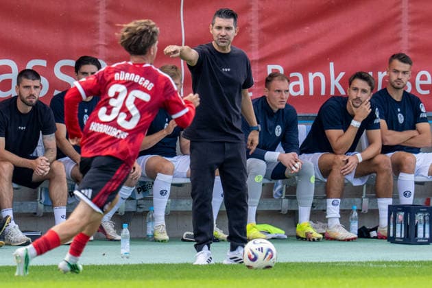 Fußball - Herren - Regionalliga Bayern - Saison 2026 2027 - 10. Spieltag - 20.09.2026 - TSV 1860 Muenchen - 1. FC Nuernberg II Alper Kayabunar, Trainer von TSV 1860 München gibt Anweisungen Muenchen Stadion a.d. Gruenwalder Strasse Bavaria Deutschland