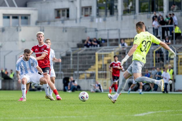 Eric Uhlmann (TSV 1860 Muenchen, 39) blockt Levin Chiumento (1. FC Nuernberg II U23, 09), damit Vitus Eicher (Torwart, TSV 1860 Muenchen, 30) den Ball klaeren kann GER, TSV 1860 Muenchen vs. 1. FC Nuernberg II U23, Fussball, Regionalliga Bayern, 10. Spieltag, Saison 2026 2027, 20.09.2026. (DFL DFB REGULATIONS PROHIBIT ANY USE OF PHOTOGRAPHS as IMAGE SEQUENCES and or QUASI-VIDEO). Foto: HMB Media Heike Feiner Copyright: HMBxMedia HeikexFeiner