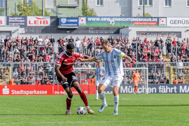 Kampf um den Ball Zweikampf zwischen Winners Osawe (1. FC Nuernberg II U23, 38) und Dennis Dressel (TSV 1860 Muenchen, 14) GER, TSV 1860 Muenchen vs. 1. FC Nuernberg II U23, Fussball, Regionalliga Bayern, 10. Spieltag, Saison 2026 2027, 20.09.2026. (DFL DFB REGULATIONS PROHIBIT ANY USE OF PHOTOGRAPHS as IMAGE SEQUENCES and or QUASI-VIDEO). Foto: HMB Media Heike Feiner Copyright: HMBxMedia HeikexFeiner