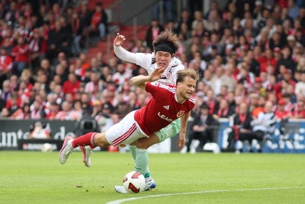 15 Tomoya Ando (St. Pauli, r.) bringt 11 Moritz Hannemann (Energie Cottbus) zu FAll. Fussball 2. Bundesliga 2026 2027 FC Energie Cottbus - FC St. Pauli