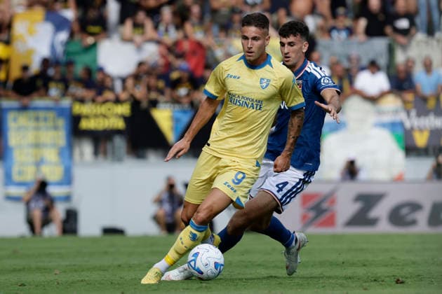 Serie a football match Frosinone Calcio vs Como Frosinone s Italian forward Antonio Raimondo challenges for the ball with Como™s Spanish defender Jacobo Ramon during the Serie A football match between Frosinone Calcio vs Como at the Benito Stirpe stadium in Frosinone, Italy on September 20, 2026. _BPH0055 Copyright: xAntonioxBalascox