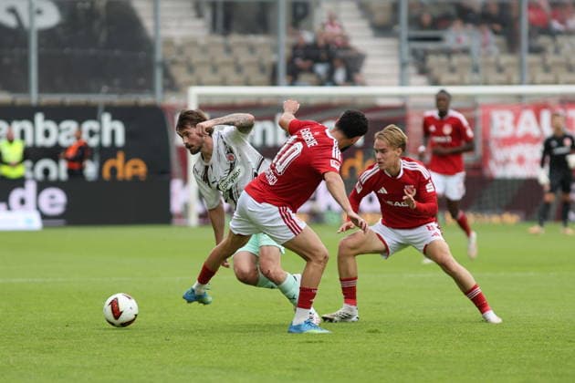 24 Connor Metcalfe (St. Pauli, l.), 10 Tolcay Cigerci (Energie Cottbus, M.), 8 Lukas Michelbrink (Energie Cottbus, r.) Fussball 2. Bundesliga 2026 2027 FC Energie Cottbus - FC St. Pauli