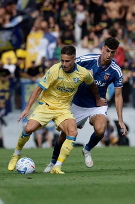 Serie a football match Frosinone Calcio vs Como Frosinone s Italian forward Antonio Raimondo challenges for the ball with Como™s Spanish defender Jacobo Ramon during the Serie A football match between Frosinone Calcio vs Como at the Benito Stirpe stadium in Frosinone, Italy on September 20, 2026. _BPH0063 Copyright: xAntonioxBalascox