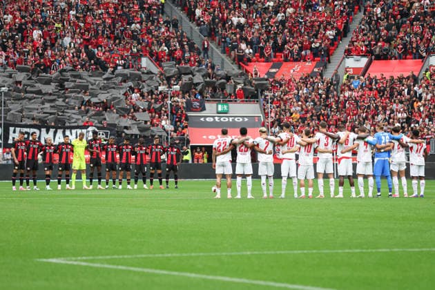 Teams von Bayer 04 Leverkusen und RB Leipzig bei der Schweigeminute zu Ehren von Peter Herrmann waehrend des Spiels der 1. Bundesliga zwischen Bayer 04 Leverkusen und RB Leipzig, BayArena am 20. September 2026 in Leverkusen, Deutschland. (Foto von Oliver Kaelke DeFodi Images) +++ Teams von Bayer 04 Leverkusen und RB Leipzig during the minute of silence in honor of Peter Herrmann during the Bundesliga match between Bayer 04 Leverkusen and RB Leipzig at BayArena on September 20, 2026 in Leverkusen, Germany. (Photo by Oliver Kaelke DeFodi Images) DFB DFL REGULATIONS PROHIBIT ANY USE OF PHOTOGRAPHS AS IMAGE SEQUENCES AND OR QUASI-VIDEO. (Photo by Oliver Kaelke DeFodi Images) -