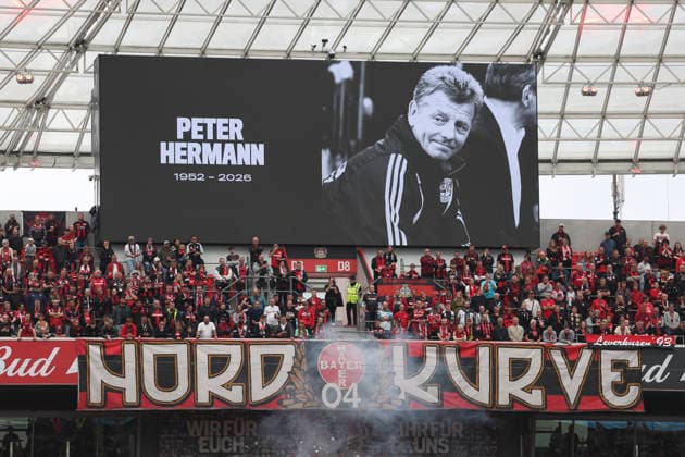 Anzeigetafel mit einer Grafik zum Tod von Peter Herrmann waehrend des Spiels der 1. Bundesliga zwischen Bayer 04 Leverkusen und RB Leipzig, BayArena am 20. September 2026 in Leverkusen, Deutschland. (Foto von Oliver Kaelke DeFodi Images) +++ Anzeigetafel with a graphic regarding the death of Peter Herrmann during the Bundesliga match between Bayer 04 Leverkusen and RB Leipzig at BayArena on September 20, 2026 in Leverkusen, Germany. (Photo by Oliver Kaelke DeFodi Images) DFB DFL REGULATIONS PROHIBIT ANY USE OF PHOTOGRAPHS AS IMAGE SEQUENCES AND OR QUASI-VIDEO. (Photo by Oliver Kaelke DeFodi Images) -