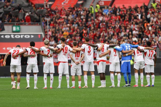 Team von RB Leipzig bei der Schweigeminute zu Ehren von Peter Herrmann waehrend des Spiels der 1. Bundesliga zwischen Bayer 04 Leverkusen und RB Leipzig, BayArena am 20. September 2026 in Leverkusen, Deutschland. (Foto von Oliver Kaelke DeFodi Images) +++ Team von RB Leipzig during the minute of silence in honor of Peter Herrmann during the Bundesliga match between Bayer 04 Leverkusen and RB Leipzig at BayArena on September 20, 2026 in Leverkusen, Germany. (Photo by Oliver Kaelke DeFodi Images) DFB DFL REGULATIONS PROHIBIT ANY USE OF PHOTOGRAPHS AS IMAGE SEQUENCES AND OR QUASI-VIDEO. (Photo by Oliver Kaelke DeFodi Images) -