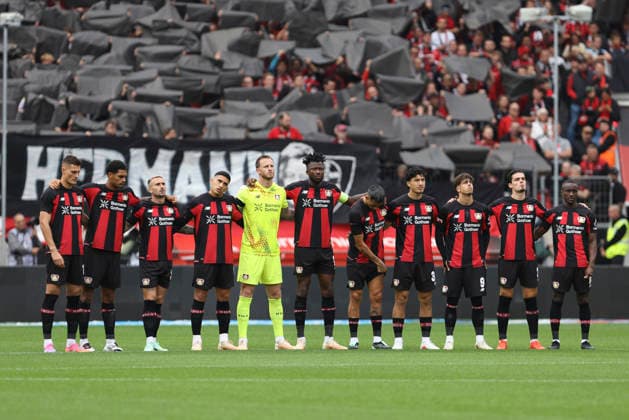 Teams von Bayer 04 Leverkusen bei der Schweigeminute zu Ehren von Peter Herrmann waehrend des Spiels der 1. Bundesliga zwischen Bayer 04 Leverkusen und RB Leipzig, BayArena am 20. September 2026 in Leverkusen, Deutschland. (Foto von Oliver Kaelke DeFodi Images) +++ Teams von Bayer 04 Leverkusen during the minute of silence in honor of Peter Herrmann during the Bundesliga match between Bayer 04 Leverkusen and RB Leipzig at BayArena on September 20, 2026 in Leverkusen, Germany. (Photo by Oliver Kaelke DeFodi Images) DFB DFL REGULATIONS PROHIBIT ANY USE OF PHOTOGRAPHS AS IMAGE SEQUENCES AND OR QUASI-VIDEO. (Photo by Oliver Kaelke DeFodi Images) -