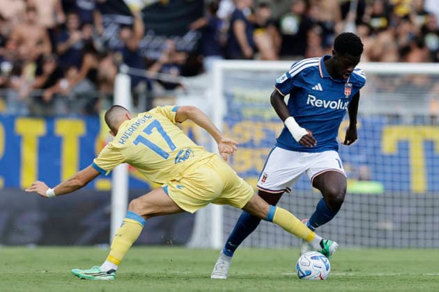 Serie a football match Frosinone Calcio vs Como Frosinone s Georgian forward Giorgi Kvernadze challenges for the ball with Como™s Senegalese forward Assane Diao during the Serie A football match between Frosinone Calcio vs Como at the Benito Stirpe stadium in Frosinone, Italy on September 20, 2026. _BPH9536 Copyright: xAntonioxBalascox