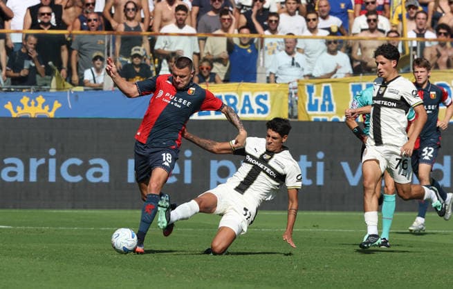 Genoa™s Milutin Osmajic fights for the ball with Parma™s Mariano Troilo during the Serie A soccer match between Parma and Genoa at the Ennio Tardini Stadium in Parma, north west Italy - September 20, 2026. - Soccer  Copyright: xGiannixSantandrea LaPressex