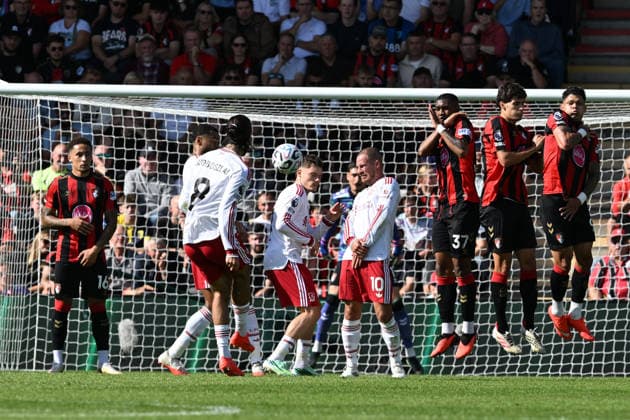 Sport Bilder des Tages Bournemouth v Liverpool, Premier League Dominik Szoboszlai (8) of Liverpool shoots at goal from a free kick and misses the target during the Premier League match between Bournemouth and Liverpool at the Vitality Stadium, Bournemouth, UK on 20 September 2026. Bournemouth Vitality Stadium Dorset UK Editorial use only DataCo restrictions apply See www.football-dataco.com , Copyright: xGrahamxHuntx PSI-24931-0062