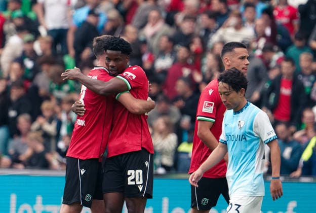 Deutschland: Fussball 2.Bundesliga 2026 2027, 6. Spieltag - Hannover 96 vs VfL Bochum - Heinz von Heiden Arena Stadion (Hannover): Handshake nach dem Spiel Ime Okon (Hannover 96, 20) Marcel Hartel (Hannover 96, 10) Copyright: xAymanxAlahmedx