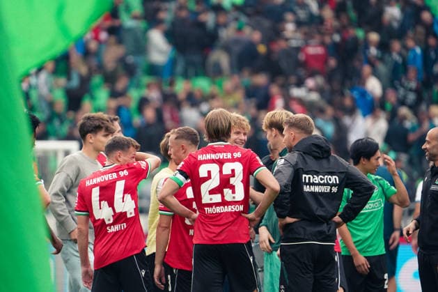 Deutschland: Fussball 2.Bundesliga 2026 2027, 6. Spieltag - Hannover 96 vs VfL Bochum - Heinz von Heiden Arena Stadion (Hannover): Spieler feiern den Sieg Stefan Teitur ÃžorÃ°arson Stefan Teitur Thordarson (Hannover 96, 23) Emir Sahiti (Hannover 96, 44) Copyright: xAymanxAlahmedx
